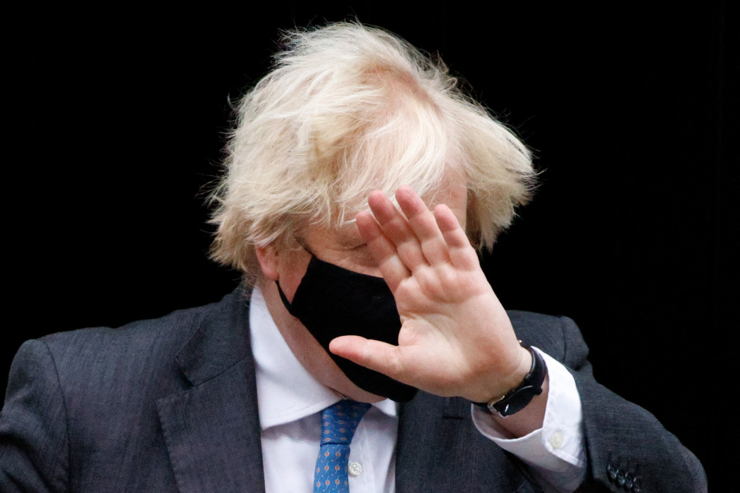 Boris Johnson kilép a Downing Street 10. alatti miniszterelnöki rezidencia ajtaján 2021. december 15-én – Fotó: David Cliff / Anadolu Agency via AFP