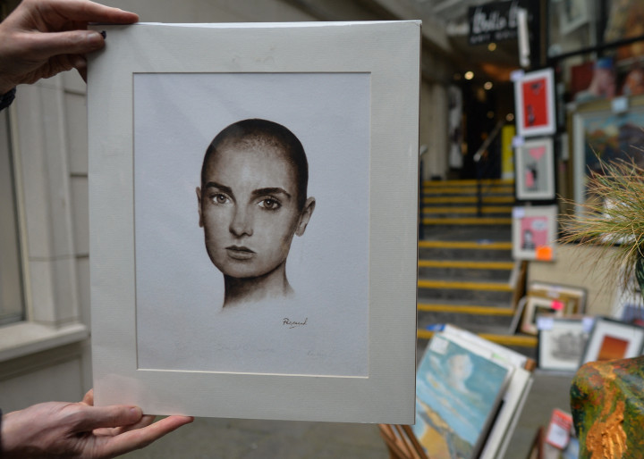Sinéad O'Connor portréja egy dublini művészeti vásáron – Fotó: Artur Widak / NurPhoto via AFP