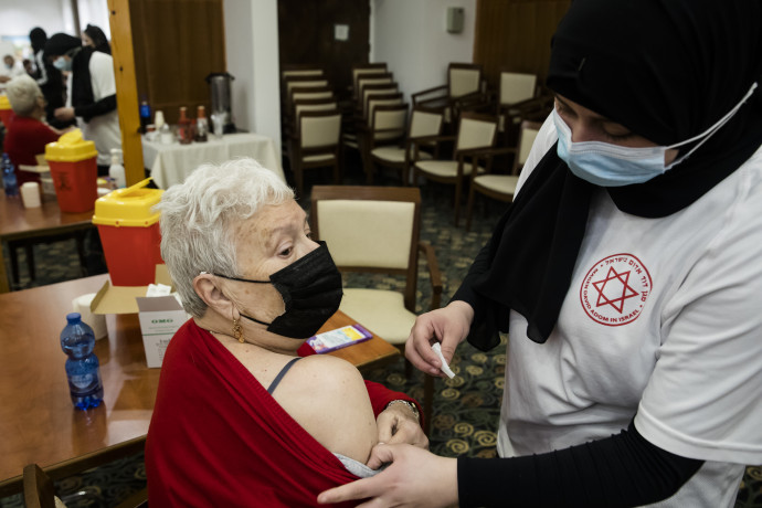 Egy izraeli idősotthon lakóit oltják be a koronavírus elleni vakcina negyedik adagjával 2022 januárjában – Fotó: Amir Levy / Getty Images