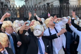 Boris Johnsonnak öltözve bulizott egy kisebb tömeg a Downing Street kapujában