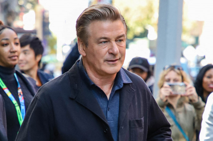 Átadta a mobilját Alec Baldwin a lelőtt operatőr ügyében nyomozó rendőrségnek