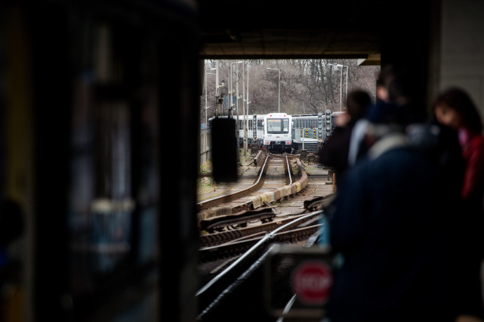 Sínek közé esett egy kerekesszékes férfi az M3-as metróban, újraélesztették, de kritikus állapotban van