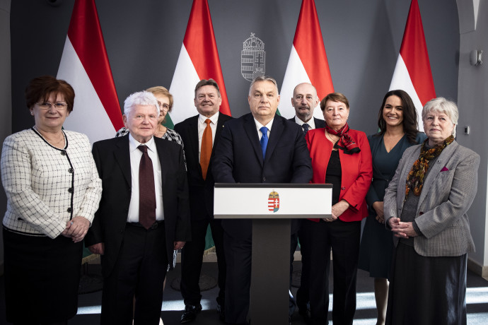 Orbán Viktor kormányfő aláírja a 13. havi nyugdíj kifizetéséről szóló rendeletet, mellette Novák Katalin családokért felelős tárca nélküli miniszter, az Idősek Tanácsa alelnöke (j2) és az Idősek Tanácsának tagjai a Karmelita kolostorban 2021. december 7-én. A juttatás februárban érkezik a nyugdíjasokhoz.MTI/Miniszterelnöki Sajtóiroda/Fischer Zoltán