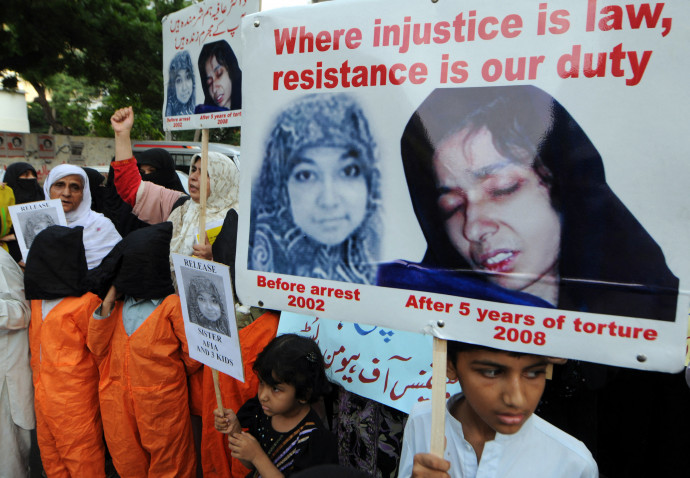 Aafia Siddiqui szabadon engedését követelő tüntetés 2008-ban, Pakisztánban – Fotó: Asif Hassan / AFP