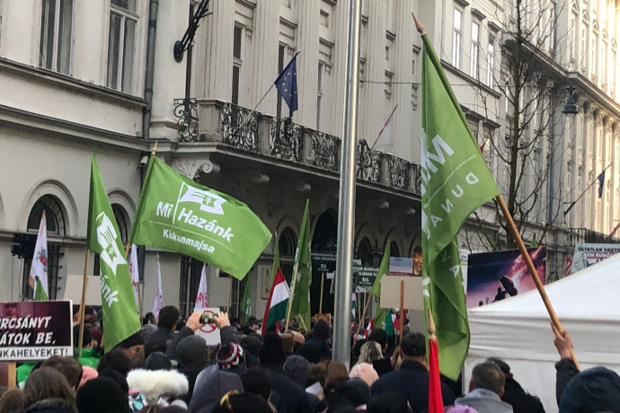Több ezren vettek részt a Mi Hazánk járványszabályok elleni tüntetésén Budapesten