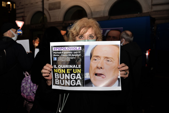 Berlusconi jelölése ellen tüntetnek a Quirinale-palota előtt 2021. január 4-én – Fotó: Simona Granati / Corbis / Getty Images