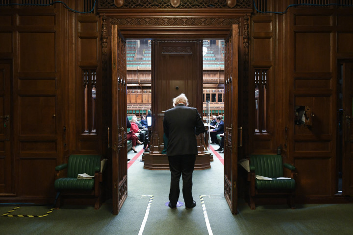 Boris Johnson érkezik a londoni alsóházi ülésterembe – Fotó: Jessica Taylor / UK Parliament / AFP