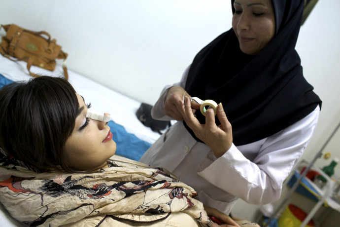Iráni nő orrát ragasztják egy plasztikai beavatkozás után 2011-ben – Fotó: Andia / Universal Images Group / Getty Images