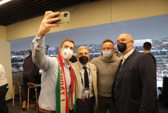 Keresse meg a kakukktojást ezen a képen, segítünk, Szijjártó Pétert kell figyelni