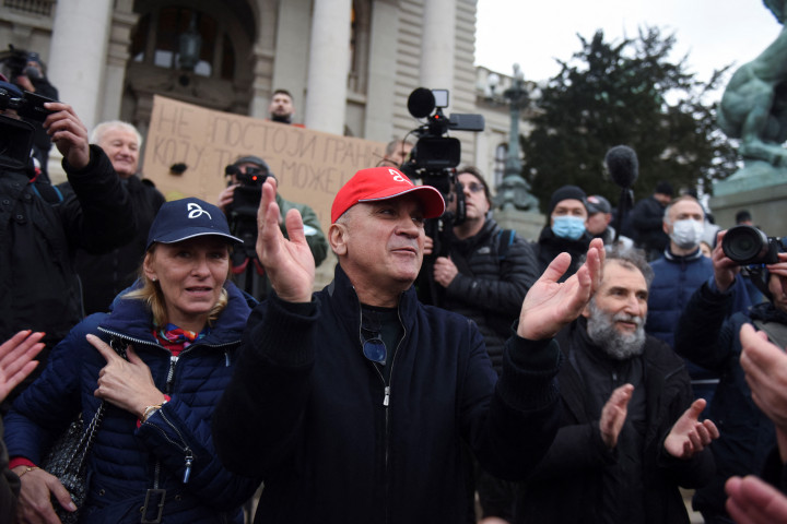 Novak Djoković szülei egy, a fiuk mellett szervezett tüntetésen Belgrádban 2022. január 6-án – Fotó: Zorana Jevtic / Reuters