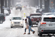 Hóvihar tombol az USA keleti partján, több mint százezer háztartás maradt áram nélkül