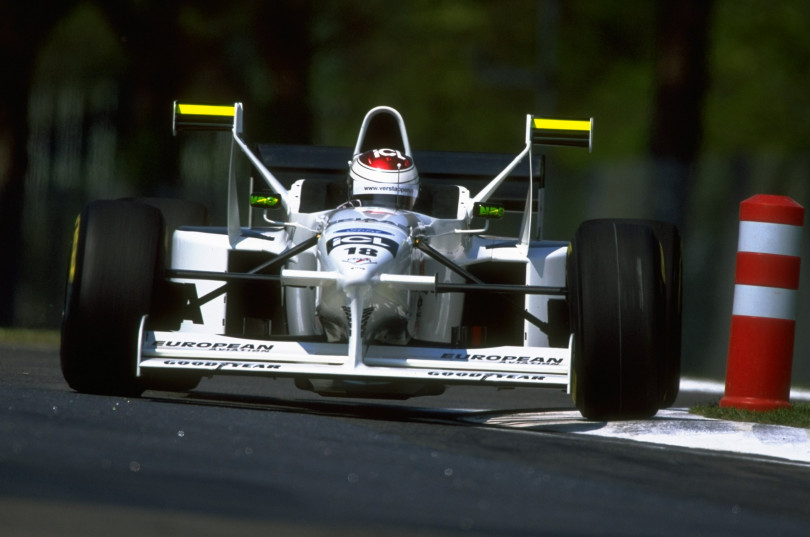 Balra a Tyrell 025 Jos Verstappennel, jobbra az 1998-ra a szárnymegoldást lemásoló Ferrari, a volánnál Michael Schumacher – Fotó: Michael Cooper / Allsport / Getty Images