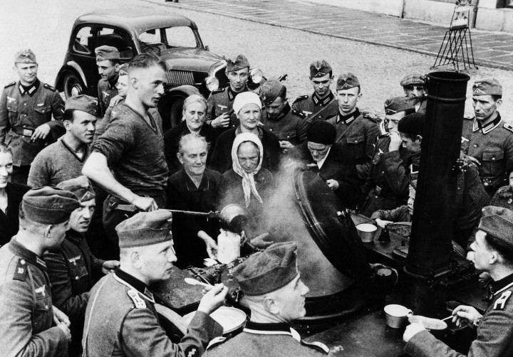 Német katonák Eintopfot osztanak rászorulóknak 1938-ban – Fotó: Ullstein bild / Getty Images
