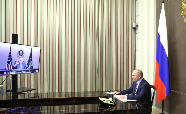 Vlagyimir Putyin és Joe Biden videótanácskozása az ukrán helyzetről 2021. december 7-én – Fotó: EyePress / AFP