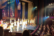 A nézők biztonsága miatt tűnt el egy ikonikus, szivárványszínű látványelem a Madách 14 éve játszott musicalének fináléjából
