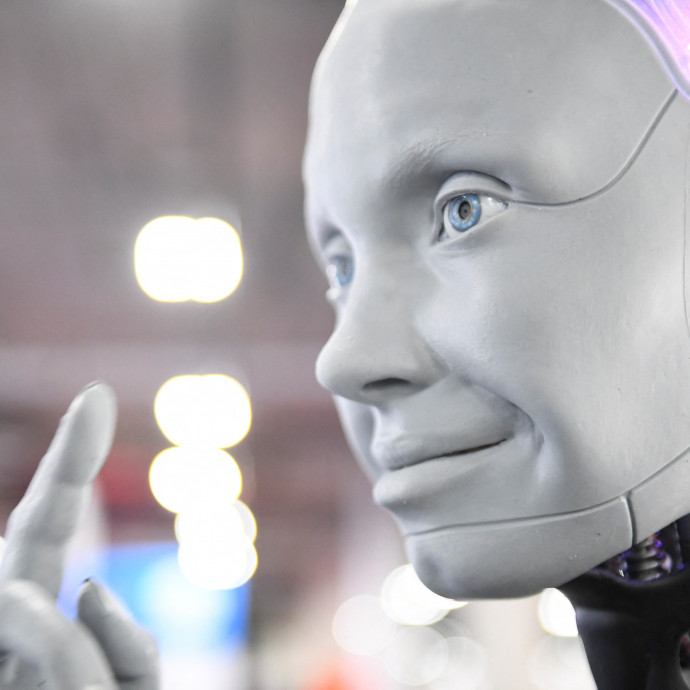 Két választásunk van a mesterséges intelligenciával: segít nekünk, vagy magunk ellen fordítjuk