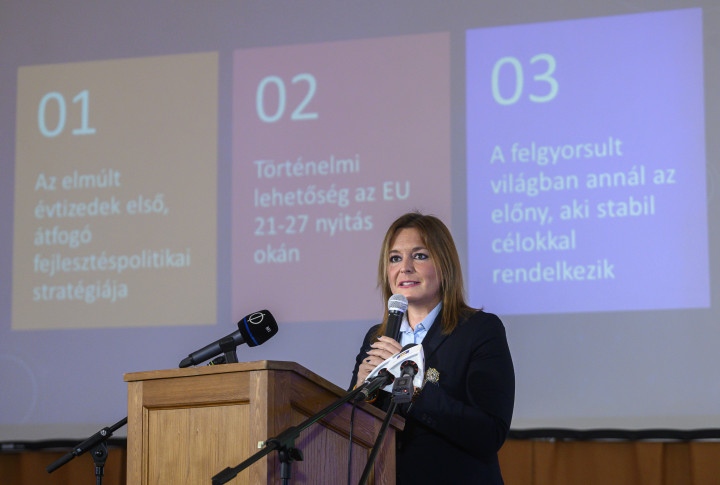 Vitályos Eszter, a tavasszal létrejött Átölel a Pilis-Dunakanyar Szövetség alapítója ismerteti az Átölel a Pilis-Dunakanyar Szövetség 2030-ig szóló, térségi fejlesztéspolitikai stratégiáját a visegrádi Mátyás Király Múzeum Lovagtermében 2022. január 18-án – Fotó: Szigetvári Zsolt / MTI