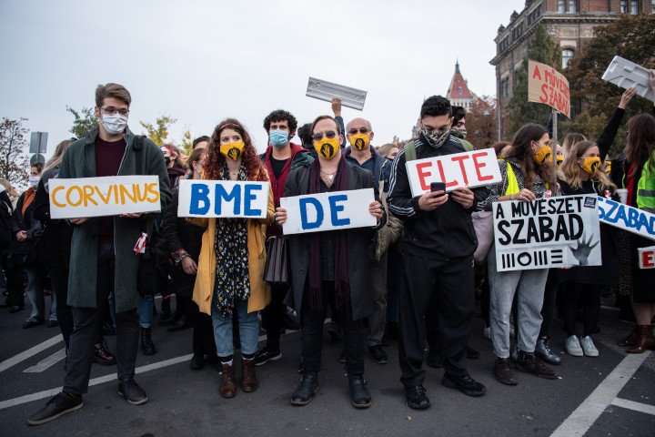 Az SZFE modellváltása ellen tiltakozó diákok 2020. október 26-án – Fotó: Bődey János/ Telex