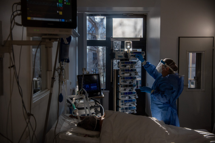 Lélegeztetett beteget lát el egy ápoló a fővárosi Szent László Kórház koronavírussal fertőzött betegek fogadására kialakított intenzív osztályán 2021. december 13-án – Fotó: Balogh Zoltán / MTI