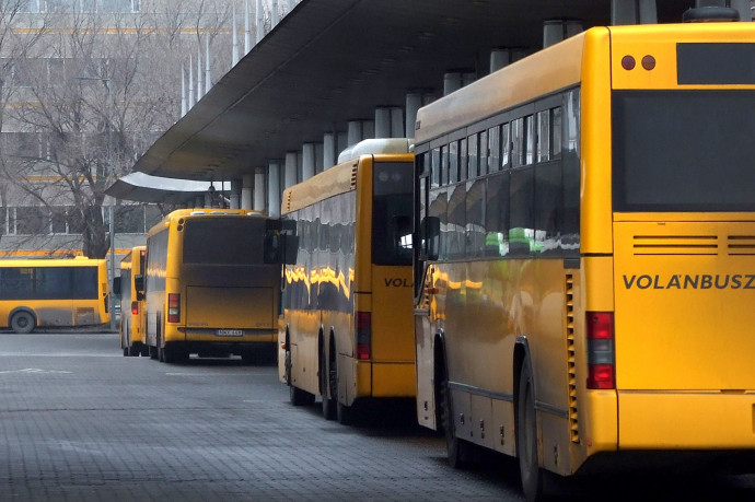 Többször kérte az utasokat a Volánbusz sofőrje, hogy hordják rendesen a maszkot, mire azok végül rátámadtak