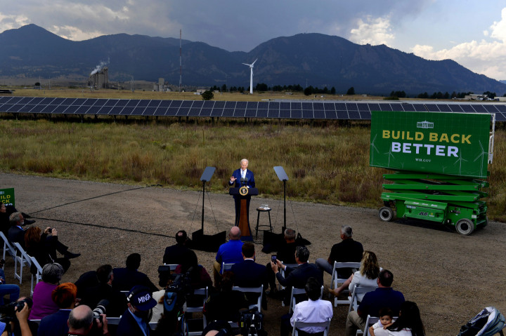 Joe Biden amerikai elnök a Colorado állambeli Arvadában a Nemzeti Megújuló Energia Labor területén tartott sajtótájékoztatón, ahol a nemzeti infrastrukturális megállapodásról és a Build Back Better programról beszélt 2021. szeptember 14-én – Fotó: Elen H. Richardson / MediaNews Group / The Denver Post / Getty Images