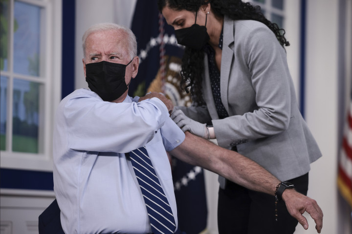 Az amerikai elnök kapja meg a harmadik koronavírus elleni vakcinát a Fehér Ház udvarán 2021. szeptember 27-én. Pár nappal korábban jelentette be Joe Biden, hogy a 65 évnél idősebbek és a járványkezelés frontvonalában dolgozók számára lehetőség van a harmadik oltásra – Fotó: Anna Moneymaker / Getty Images