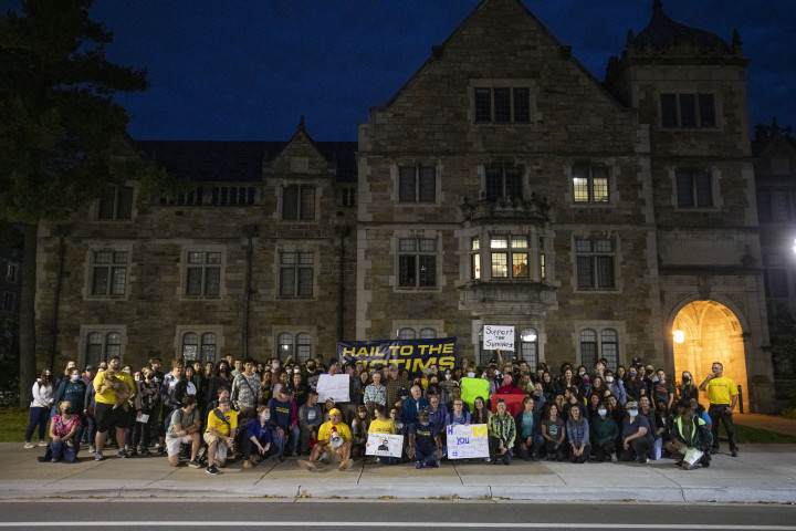 A szexuális zaklatások áldozatai mellett protestálnak a Michigani Egyetem elnöke otthonánál 2021 októberében – Fotó: Bill Pugliano/Getty Images/AFP
