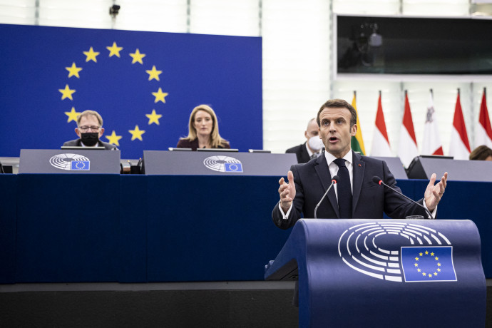 Emmanuel Macron a plenáris ülésen, mögötte az Európai Parlament új elnöke, Roberta Metsola – Fotó: Sathiri Kelpa / Anadolu Agency via AFP