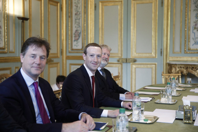 Nick Clegg korábbi miniszterelnök-helyettes és Mark Zuckerberg Franciországban 2019. május 10-én – Fotó: Yoan Valat / EPA Pool / AFP