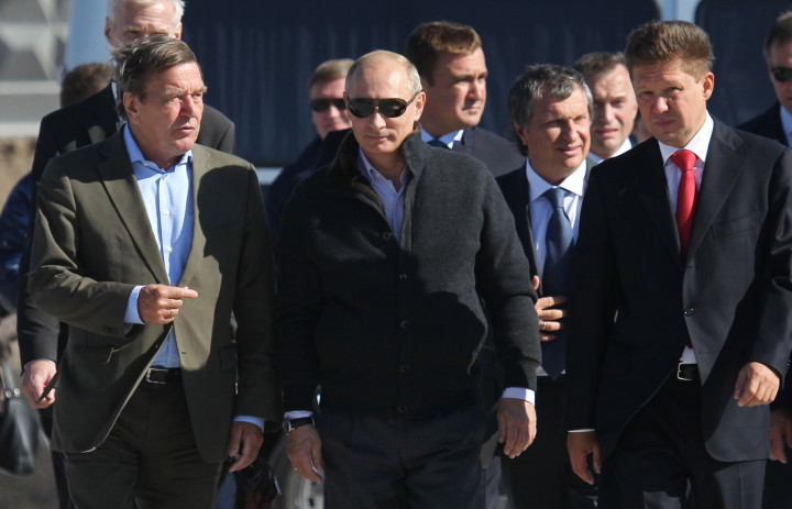 Gerhard Schröder, Vlagyimir Putyin és Alekszej Miller, a Gazprom vezérigazgatója érkezik az Északi áramlat elindításának eseményére Viborgba, 2011. szeptember 6-án – Fotó: Sasha Mordovets / Getty Images