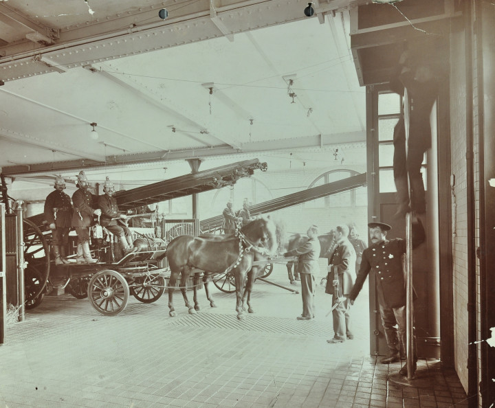 A kensingtoni tűzoltóságon tűzoltáshoz készülődnek 1905-ben Londonban – Fotó: City of London: London Metropolitan Archives / Heritage Images / Getty Images