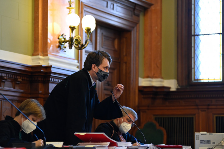 Farkas Zsolt, az áldozatok hozzátartozói és a túlélők ügyvédje a sérelemdíjért zajló perben, 2021. január 21-én – Fotó: Bődey János / Telex