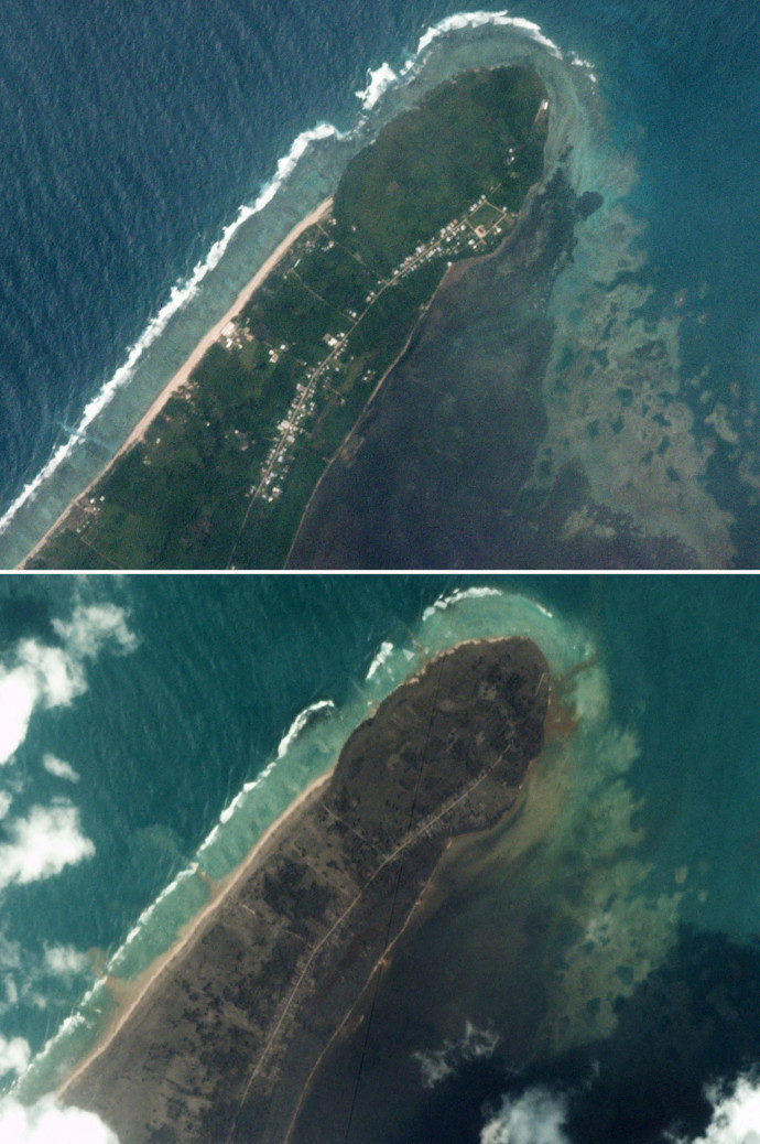 Két műholdas felvétel Tonga főszigetéről, Tongatapuról: a felső kép január 14-én készült, azaz egy nappal a vulkánkitörés előtt. Az alsó már egy nappal a kitörés után, január 16-án – Fotó: 2022 Planet Labs PBC / AFP