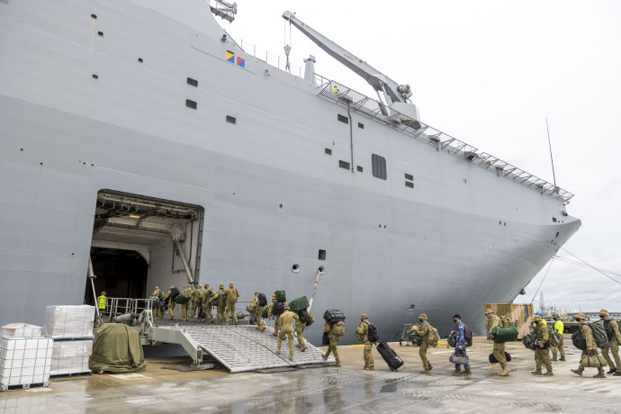 Az ausztráliai Brisbane-ben szállnak hajóra az Ausztrál Védelmi Erők tagjai 2022. január 20-án, hogy segélyt szállítsanak Tonga felé – Fotó: Australian Defence Force / AFP