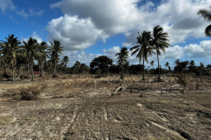 Tongalapu szigetének nyugati partvidéke így nézett ki 2022. január 20-án, a vulkánkitörés után öt nappal a tongai kereskedelmi miniszter képén – Fotó: Courtesy of Viliami Uasike Latu / AFP