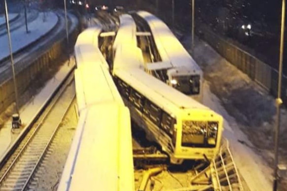 Összeütközött két metró Kőbányán, durván kisiklottak a szerelvények