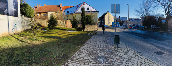 Az színes esőbeálló hűlt helye az Ágoston téren. fotó: Telex.hu