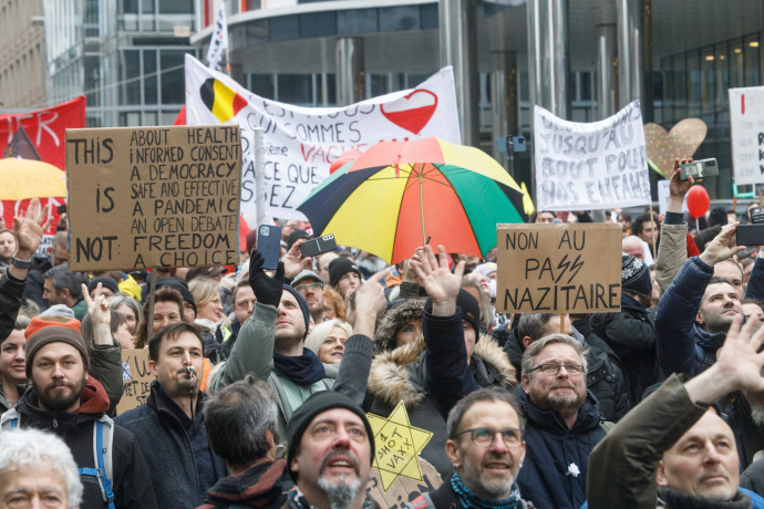 Tüntetés Brüsszelben „szabadság” feliratokkal és sárga csillagokkal – Fotó: Sander De Wilde / Hans Lucas / Hans Lucas via AFP