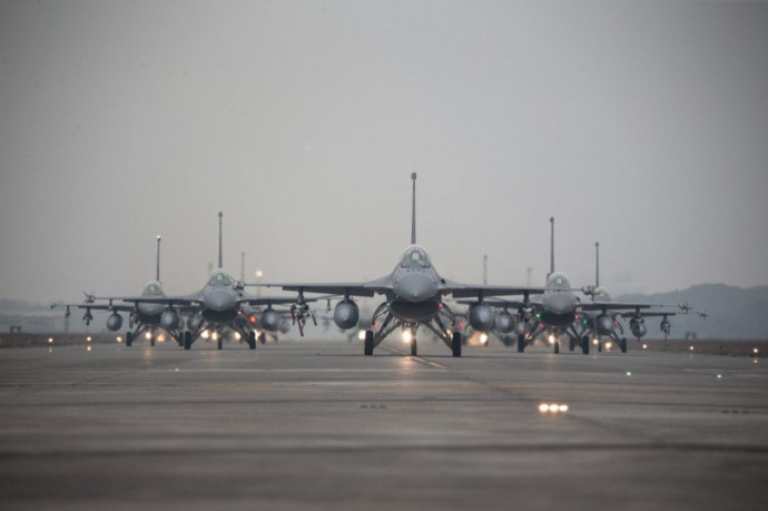 Több tucat kínai vadászgép sértette meg Tajvan légvédelmi azonosítási övezetét