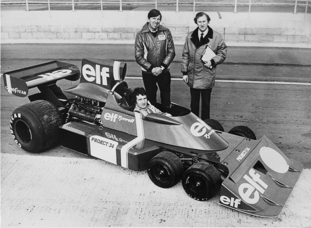 A csapattulajdonos Ken Tyrrell (balra) és a hatkerekű P34-est tervező Derek Gardner (jobbra) Patrick Depailler autója mellett – Fotó: Central Press / Hulton Archive / Getty Images