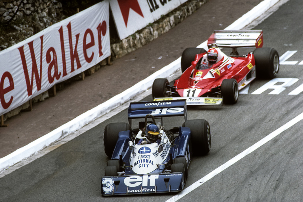 Ronnie Peterson halad az 1977-re kicsit átdolgozott, újraszínezett, nehezebb P34-essel a Monacói Nagydíjon Niki Lauda Ferrarija előtt – Fotó: Bernard Cahier / Getty Images
