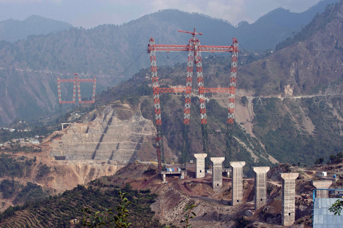 A híd építése 2014-ben (fent), majd 2016-ban – Fenti fotó: Prakash Singh – Alsó fotó: Ojhayogesh / Wikimedia Commons