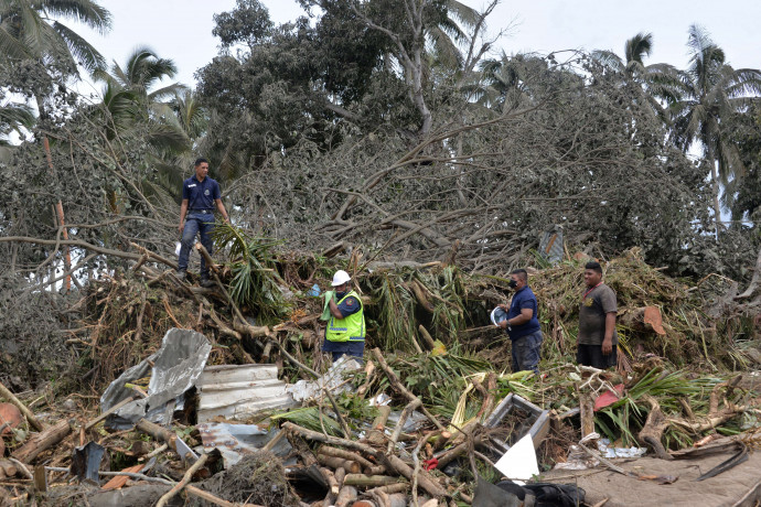 Eltűnteket keresnek Tonga keleti partján 2022. január 16-án – Fotó: Pesi Fonua / Matangi Tonga / AFP