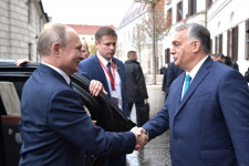 Az ellenzéki pártok felszólították Orbánt, hogy az orosz–ukrán helyzet miatt mondja le a moszkvai látogatását