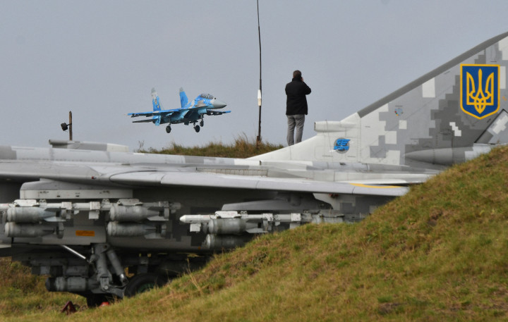 Egy ukrán Szu–27-es vadászbombázó landol a Nyugat-Ukrajnában rendezett 2018-as „Tiszta Égbolt” elnevezésű, számos NATO-tagállam részvételével megrendezett nemzetközi hadgyakorlaton – Fotó: Genya Savilov / AFP
