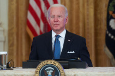 Bekapcsolva maradt Joe Biden mikrofonja, így az egész világ hallhatta, mit gondol a Fox újságírójáról
