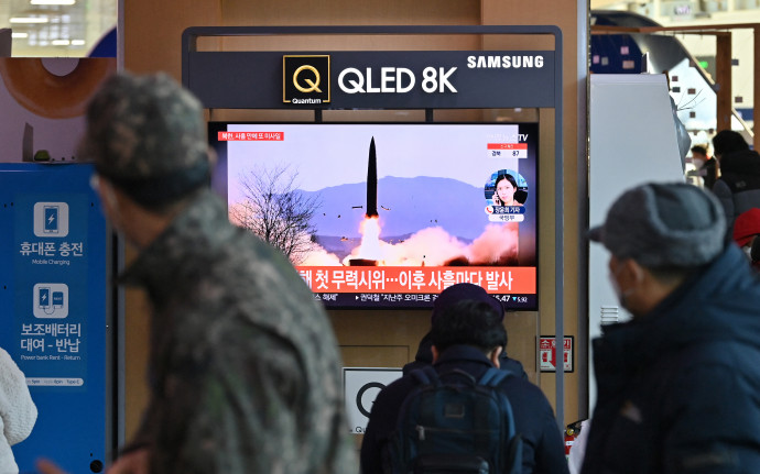 Egy állomás tévéképernyőjén figyelik az emberek a január eleji észak-koreai fegyverkísérletet Szöulban. A legutóbbi szankciókat ezután kapta Észak-Korea és az őt támogató Oroszország – Fotó: Jung Yeon-je / AFP