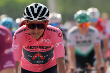 Több műtéten átesve is súlyos állapotban van a Giro d'Italia címvédő kerékpárosa, aki hátulról beleszállt egy álló buszba