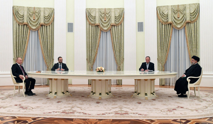 Vlagyimir Putyin találkozója az iráni elnökkel, Ebrahim Raisivel Moszkvában 2022. január 19-én, ahol országaik amerikai konfliktusai jelentették a kapcsolódási pontot – Fotó: Pavel BEDNYAKOV / SPUTNIK / AFP