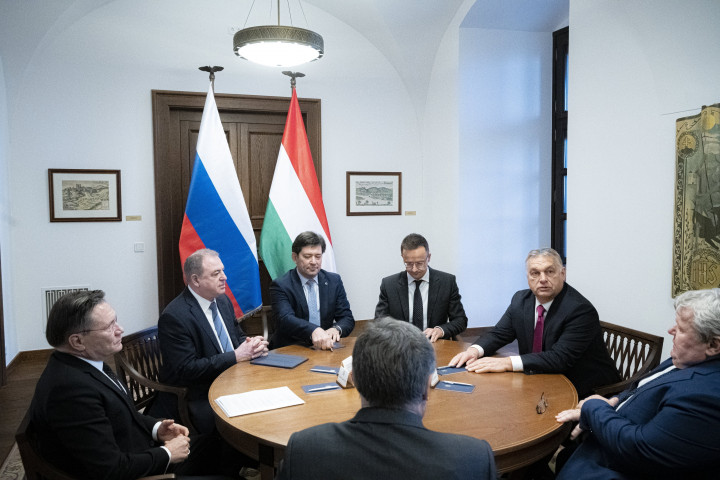 Orbán Viktor miniszterelnök megbeszélést folytat Alekszej Lihacsovval, a Roszatom orosz állami atomenergetikai konszern vezérigazgatójával a Karmelitában 2021. december 17-én – Fotó: Benko Vivien Cher / Miniszterelnöki Sajtóiroda / MTI